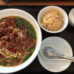 龍祥軒 - 台湾ラーメンと半チャーハンのセット 850円 旨辛ラーメンと旨旨チャーハンが止まらない。