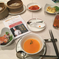 中国料理 梨杏 - フカヒレと蟹スープ（おすすめ）、本日のサラダ、エビチリ、海老マヨ、小籠包他