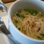 ロケット キッチン - ハーフ＆ハーフのタイ風ラーメン