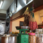 南粤美食 - 干し豚バラ肉と腸詰が吊り下げてある