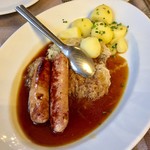 Zum Schwarzen Stern - 定番の焼きソーセージ、ザワークラウト、じゃがいも