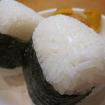 焼鳥いなかもん - 焼きおにぎりも美味しいですが、普通の白おにぎりもホカホカで美味しい！
