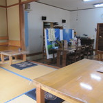 隅っこの小上がりを陣取る。