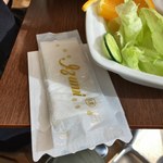 桜ん房 - ぼくのクチがケチャップだらけなのを見て「どーぞ」と持ってきてくれました。ありがとう。