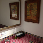 ボンダイ コーヒー サンドウィッチーズ - タイル張りのお化粧室