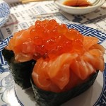 廻鮮寿司 塩釜港 - サーモンイクラ
