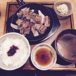 豚ステーキ十一 - 豚肉のボリューム感がよい。