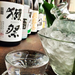 Carefully selected local sake according to the season