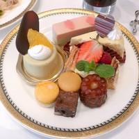 マンジャーレ ウォーターエッジ YOKOHAMA - デザート 2皿め。マカダミアナッツのムースとマカロンが美味！