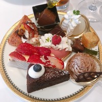 マンジャーレ ウォーターエッジ YOKOHAMA - デザート1皿め。モンブランやレアチーズケーキなどはブュッフェ用の小さなケーキになっていて、サーヴもしやすく、見た目も可愛いです。