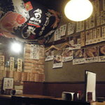 魚撃 - 少人数で気軽においしいものを楽しんで行って下さい！奥のキッチンからは炉端焼きいい香りが♪