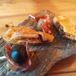 エスタシオン - エンパナーダとオリーブのバスク豚サラミ巻き