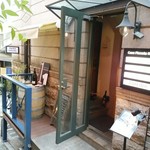 エスタシオン - 神楽坂の裏道は坂の中腹にあります　