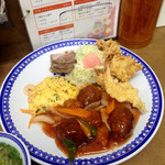 龍華 - スペシャルセット(¥1,250) おかずアップ
                                焼豚・大海老天ぷら・鶏唐揚げ・肉団子甘酢・酢豚・えび玉。これだけの種類が一度に食べられるのはうれしい。