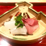 銀座 しのはら - 向付：津軽海峡の鮪・明石のアオリイカを山葵醤油・昆布醤油・酢橘塩・大根おろしで