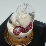 パティスリー ショコラトリー オーディネール - キラキラ輝く飴細工とベリーがキュート、フロマージュクリュ490円