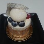 パティスリー ショコラトリー オーディネール - ふわっと食感で、こっくり風味豊かなレアチーズケーキ