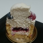 パティスリー ショコラトリー オーディネール - こんもり真っ白なクリームや、ベリーのコンポートがマッチ