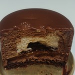 パティスリー ショコラトリー オーディネール - なめらかなショコラムースとラムが染み込むレーズンの芳醇な香り