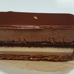 パティスリー ショコラトリー オーディネール - ショコラムースにマスカルポーネ、華やかなトンカ豆のムースがまろやかなハーモニー