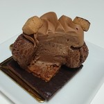 パティスリー ショコラトリー オーディネール - チョコクリーム入りの香ばしいココアシューに、プラリネやキャラメルチョコクリームがリッチな味わい