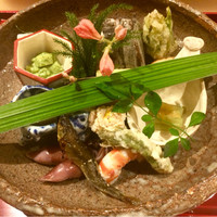 銀座 しのはら - 八寸：名残桜と菖蒲・里山風景で（手前から時計回りに）車海老・鯛の子・蛸の柔らか煮・小鮎焼・蛍烏賊の藁焼き・もずく・筍の白和え・青干ぜんまい・玉子真薯・たらの芽と蕗の薹の天麩羅・京都「麩嘉」庄内麩のチーズ挟み・蕗と海鼠腸・鮒寿司
