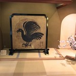 あらや滔々庵 - 踏み込みに置かれた "北王路魯山人" 作「暁烏の衝立」