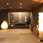 あらや滔々庵 - 畳敷きのロビー、魯山人作の書や器が展示されています