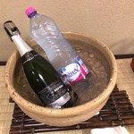 あらや滔々庵 - シャンパンとミネラルウォーターが用意されていました