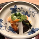 あらや滔々庵 - 先附：蛤 海老 筍 蕨 うるい 焼き椎茸 焼き薄揚 　　　　木の芽味噌