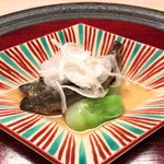 あらや滔々庵 - 酢の物：稚鮎南蛮漬け 新玉葱 金時草 つぼみ菜