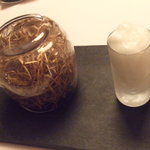 アコルドゥ - 1月　柑橘とハーブ、森の香りのモヒートと藁に包まれたクロケッタ