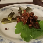 ステーキレストラン パポイヤ - ゴーヤのピクルスとカリカリに焼いたサーロインの脂