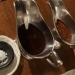 西洋ワサビの辛味ソース、玉ねぎの甘味ソース、石垣塩