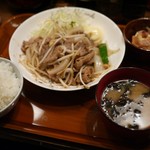 ねこにこ飯 - 定食群の幸せ感。安心で融通も効くからつい追加しちゃう(；´∀｀)ｳﾏｲｰ