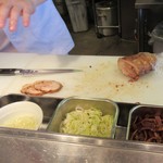 井関屋 - 煮豚はその都度カット♪