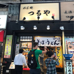つるや - 外観　そばの看板を写している