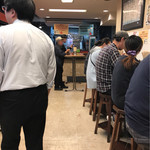 つるや - 内観　競馬場にいる雰囲気