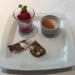 アンティコ　カステッロ - ドルチェ（パンナコッタ・カシスのソルベ・チョコとナッツのテリーヌ）