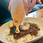 クウ カフェ - ▲近江カレーライス(キーマカレー)1080円サラダスープ付きチーズ後がけ