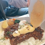 クウ カフェ - ▲近江カレーライス(キーマカレー)1080円サラダスープ付きチーズ後がけ