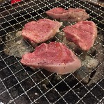 七輪ホルモン焼きもつ鍋 まことや  - 厚切りタン