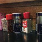 一条流がんこ総本家分家四谷荒木町 - カウンターには唐辛子も