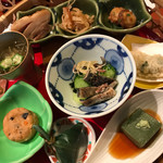 無門庵 - 篭盛り；小鉢９点「抹茶胡麻豆腐・笹麩・一口がんも・順才酢・地鶏西京焼・切り干し大根・帆立照焼・鱚梅肉揚げ・鰹の炙りサラダ」