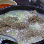 平安道 チャッサルスンデ 江南直営店 - すり胡麻をたっぷり