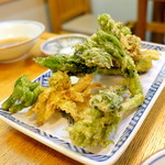 昇月庵 - 山菜の天ぷら盛り合わせ（800円+税）