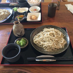 手打そば　稜庵 - 奥側：ざるそばセット￥１，１３４､手前：ざるそば特盛りの１枚目