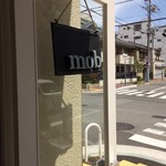 mob. - 「mob.」の控えめな店名ボード、店内から（２０１７．５．３）