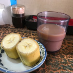 ロッダグループ - 食後の午後の紅茶ロイヤルミルクティー(っぽい味のチャイ)とバナナ