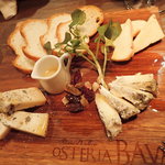 オステリア バーヴァ - チーズの盛り合わせ、、クセが凄かったワインが美味しいって